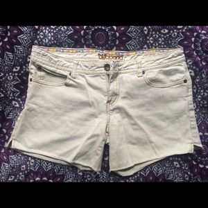 Billabong Cream Shorts!